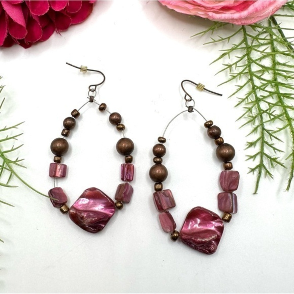 VINTAGE⚜️Magenta Mother Of Pearl Beaded Hoop Earrings